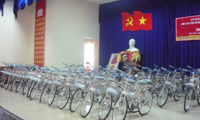 Hội Khuyến học huyện tổ chức trao tặng 50 chiếc xe đạp cho học sinh có hoàn cảnh khó khăn