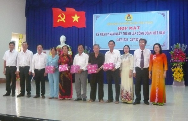 LĐLĐ huyện Vĩnh Thuận tổ chức họp mặt kỷ niệm ngày thành lập Công đoàn Việt Nam