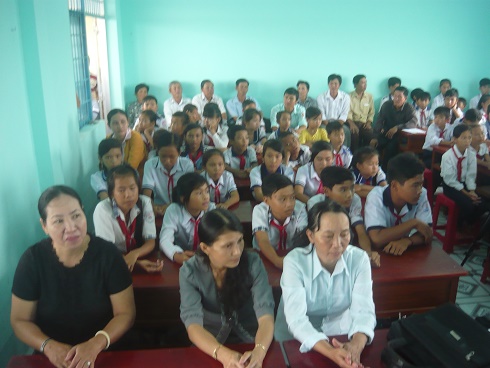 Hội Khuyến học huyện Vĩnh Thuận trao học bổng cho học sinh