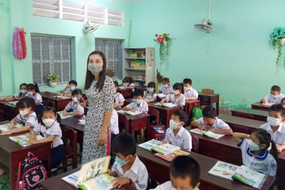 Trường Tiểu học Thị Trấn 1, huyện Vĩnh Thuận ngày đầu đón học sinh trở lại trường