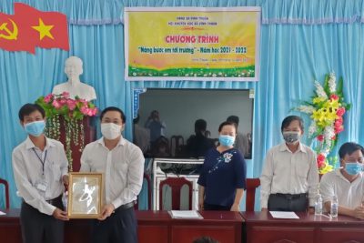 Trao 10 suất quà cho học sinh có hoàn cảnh khó khăn xã Vĩnh Thuận