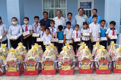 Hội Khuyến học huyện trao tặng quà tết cho học sinh nghèo