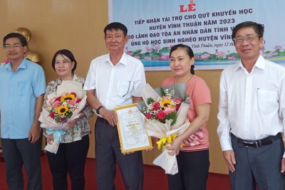 Toà án nhân dân tỉnh Kiên Giang tặng Quỹ khuyến học huyện Vĩnh Thuận trước thềm năm học 2023-2024