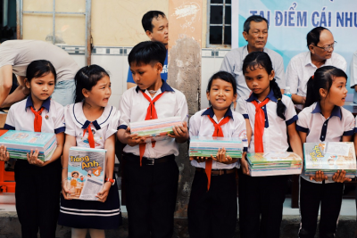Tặng 100 bộ sách và 475 bộ đồng phục cho học sinh trường Tiểu học và Trung học cơ sở Phong Đông