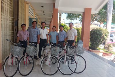 Cựu học sinh niên khóa 1987-1990 vận động trao 5 chiếc xe đạp và 2.000 quyển tập cho trường THPT Vĩnh Thuận