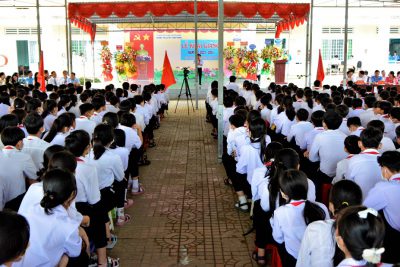 Đồng chí Nguyễn Văn Sạch dự lễ khai giảng năm học mới tại huyện Vĩnh Thuận