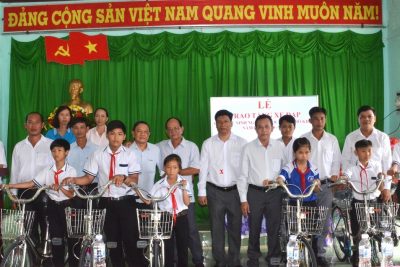 Hội khuyến học xã Vĩnh Thuận, huyện Vĩnh Thuận trao xe đạp cho học sinh đầu năm học 2018-2019