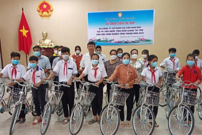 Hội Khuyến học huyện Vĩnh Thuận trao tặng xe đạp cho học sinh