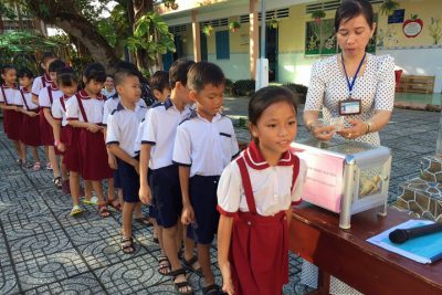 Trường tiểu học Vĩnh Phong 1 vận động ủng hộ miền Trung