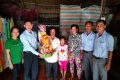 Trường tiểu học Vĩnh Phong 4 tặng quà cho học sinh khó khăn