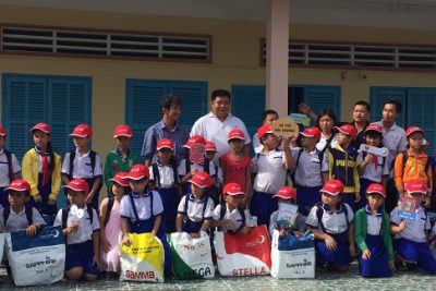 Trao 40 phần quà cho các em trường tiểu học Vĩnh Bình Nam 4