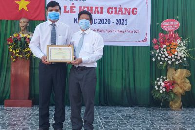 Đồng chí Huỳnh Tấn Phi, Phó Bí thư Huyện ủy, Chủ tịch UBND huyện dự khai giảng năm học mới 2020-2021 tại Trường THCS Vĩnh Thuận