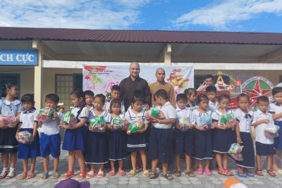 Trao 700 suất quà cho trường học sinh trường có hoàn cảnh khó khăn trên địa bàn xã Tân Thuận