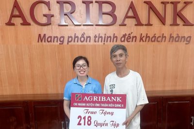 Agribank chi nhánh huyện Vĩnh Thuận Kiên Giang II trao tập cho 22 trường nhân lễ khai giảng năm học mới 2023-2024