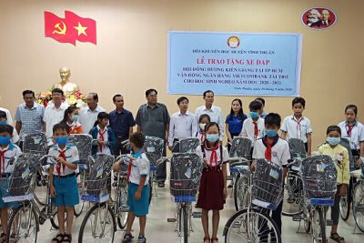 Hội Khuyến học huyện Vĩnh Thuận trao tặng xe đạp cho học sinh đầu năm học 2020-2021