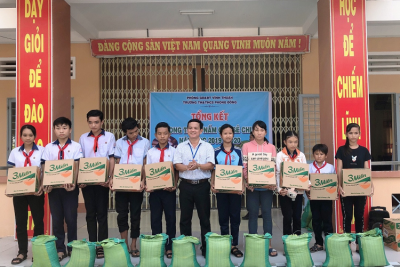 Trường tiểu học và trung học cơ sở Phong Đông vận động được 415kg thông qua  phong trào “Nắm gạo sẻ chia”
