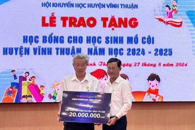 Hội Khuyến học huyện trao tặng học bổng cho học sinh mồ côi năm học 2024 – 2025