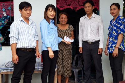 Hội đồng đội huyện Vĩnh Thuận thăm và hỗ trợ số tiền 5 triệu đồng cho em Huỳnh Nguyễn Kiệt