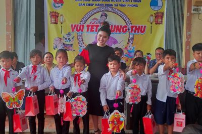 Trao quà cho học sinh trường tiểu học Vĩnh Phong 4