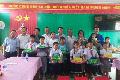 Trao học bổng 30 triệu đồng và quà hỗ trợ cho 03 trường trên địa bàn huyện Vĩnh Thuận