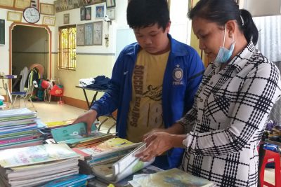 Shop 0 đồng của cô Lê Thị Anh Đào giúp đỡ nhiều học sinh nghèo trước thềm năm học mới