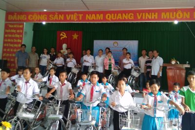 Hội khuyến học huyện trao tặng xe đạp cho học sinh nghèo xã Vĩnh Bình Bắc