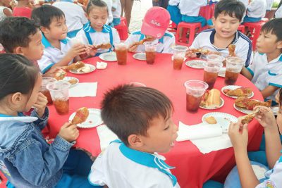 Đoàn bác sĩ Tâm Việt Thành phố Hồ Chí Minh tổ chức chương trình trung thu cho học sinh nghèo trường tiểu học Vĩnh Phong 3
